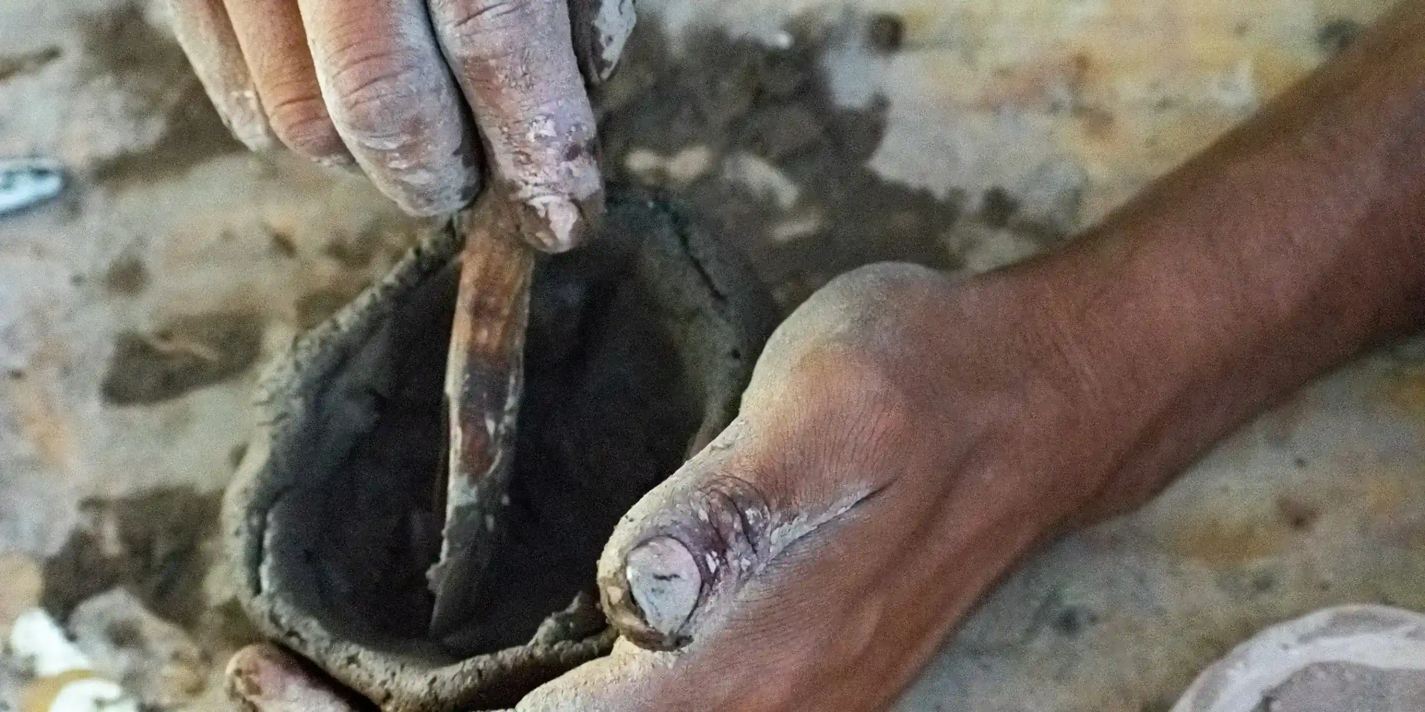 manos trabajando con barro el  oficio del alfarero